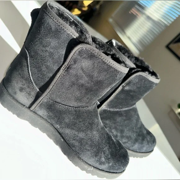 UGG- Cory II Bootie {women’s 10} - Picture 3 of 8